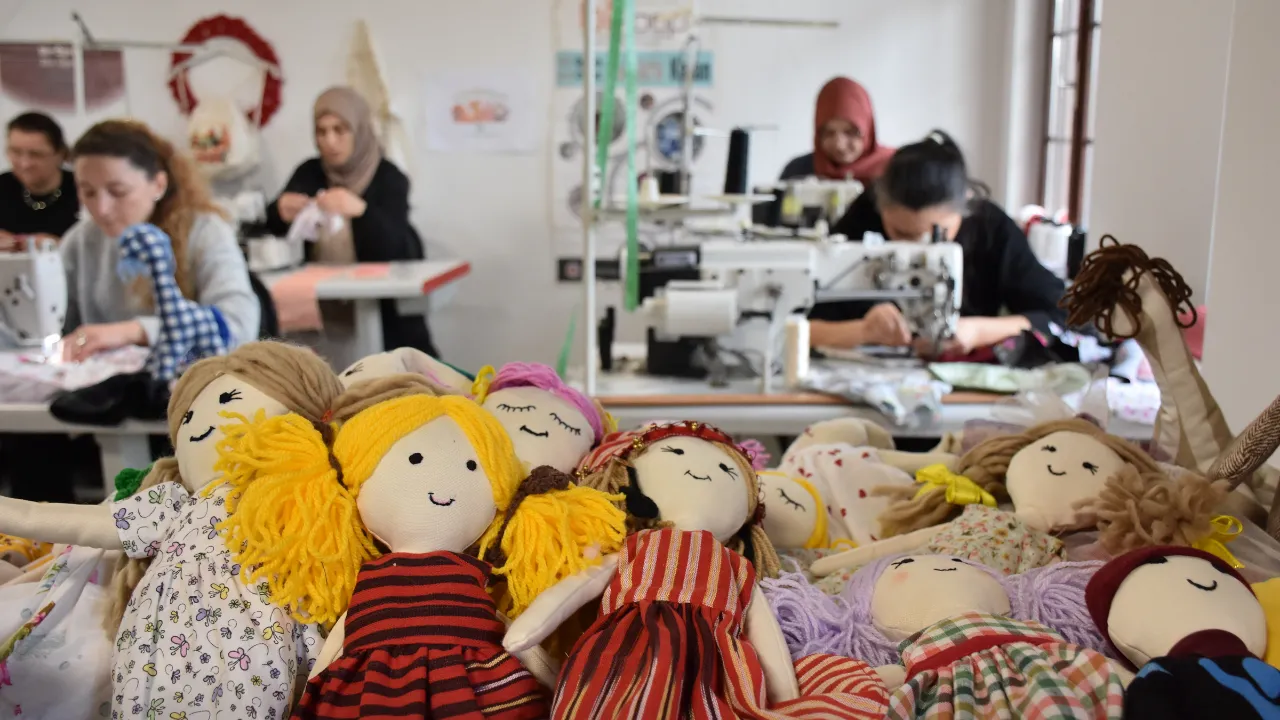 Trabzon'da kadınlar atık kumaş parçalarını oyuncağa dönüştürüyor