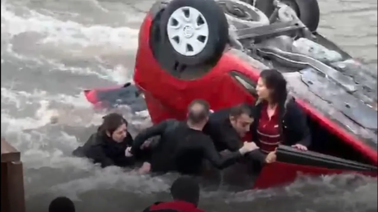 Hafif ticari araçla çarpışan otomobil, nehre uçtu; anne ile kızı yaralı