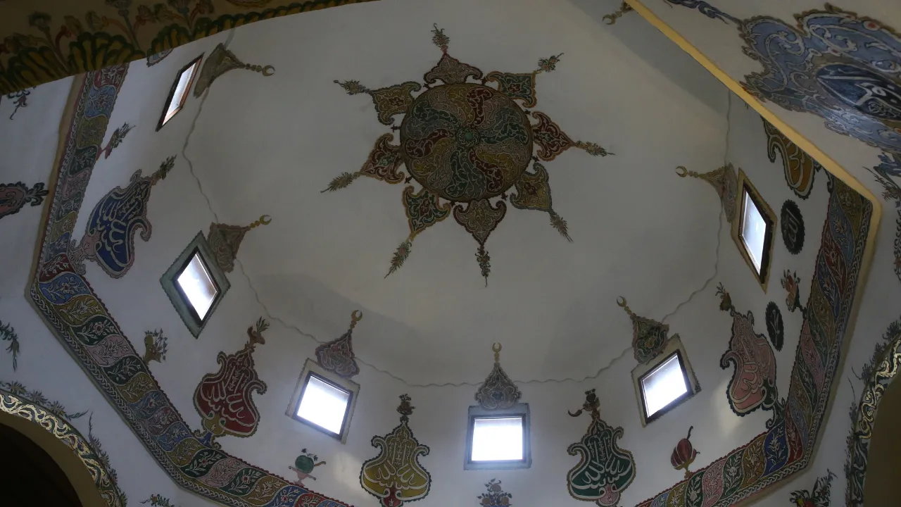 Tokat'taki tarihi cami kalem işi süslemelerle dikkat çekiyor