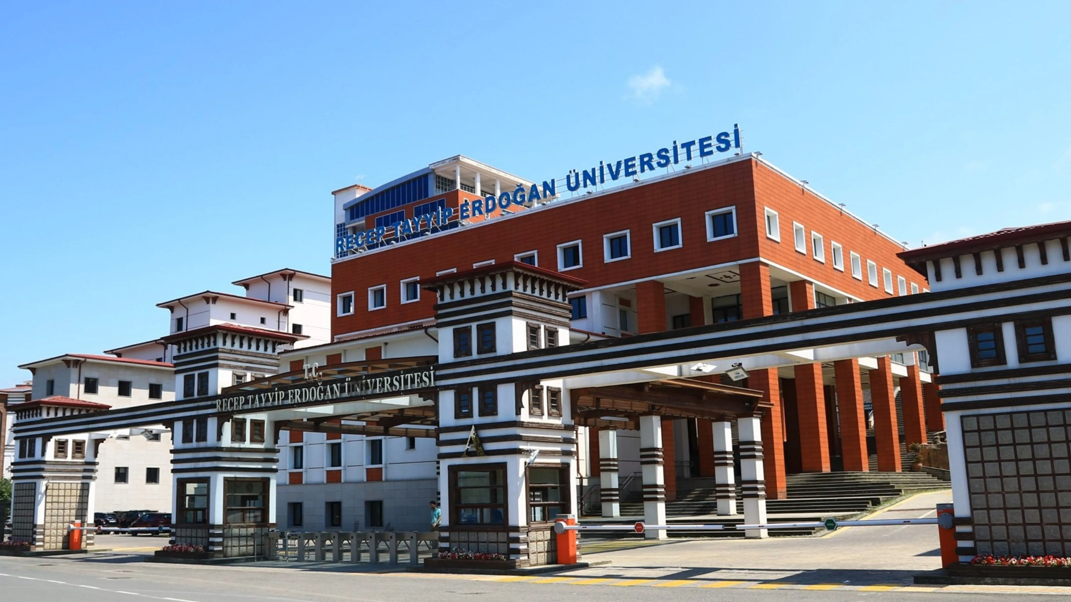 RTEÜ’den öğrencilerle müjde: Alt sınıf derslerinde devam kuralları netleşti