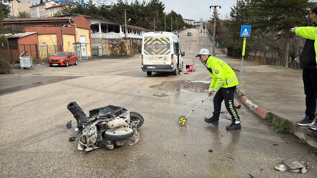 Minibüs ile çarpışan motosikletin sürücüsü öldü