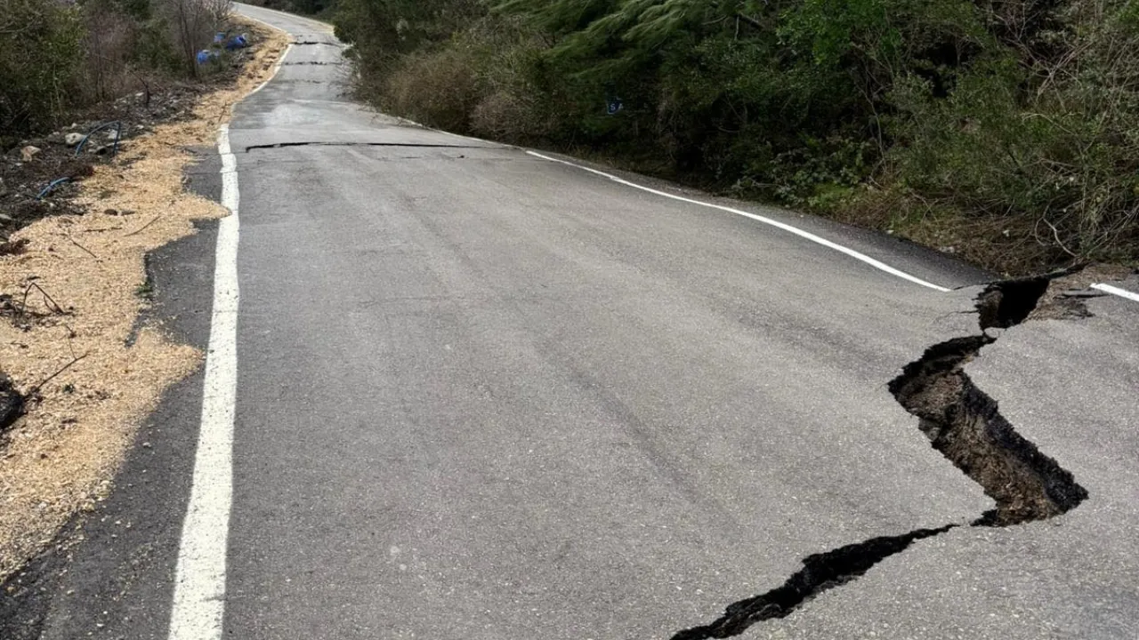 Kastamonu'da heyelan nedeniyle sahil yolunda yarıklar oluştu
