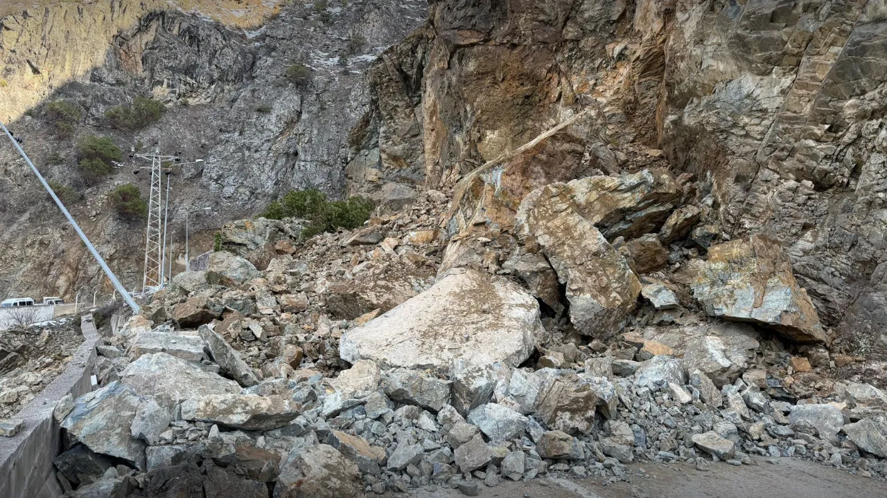 Gümüşhane- Giresun kara yolu heyelan nedeniyle ulaşıma kapandı