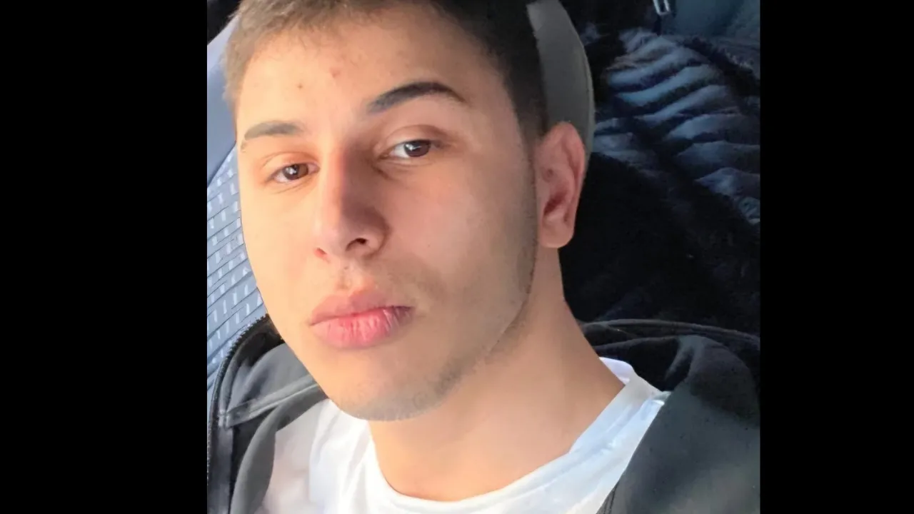 Asker eğlencesinde bayrak salladığı araçtan düşen Buğra öldü