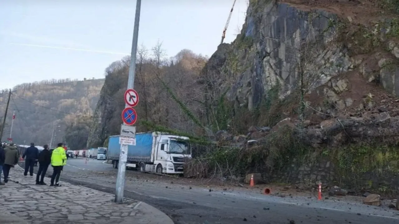 Artvin'de heyelan; TIR hasar gördü