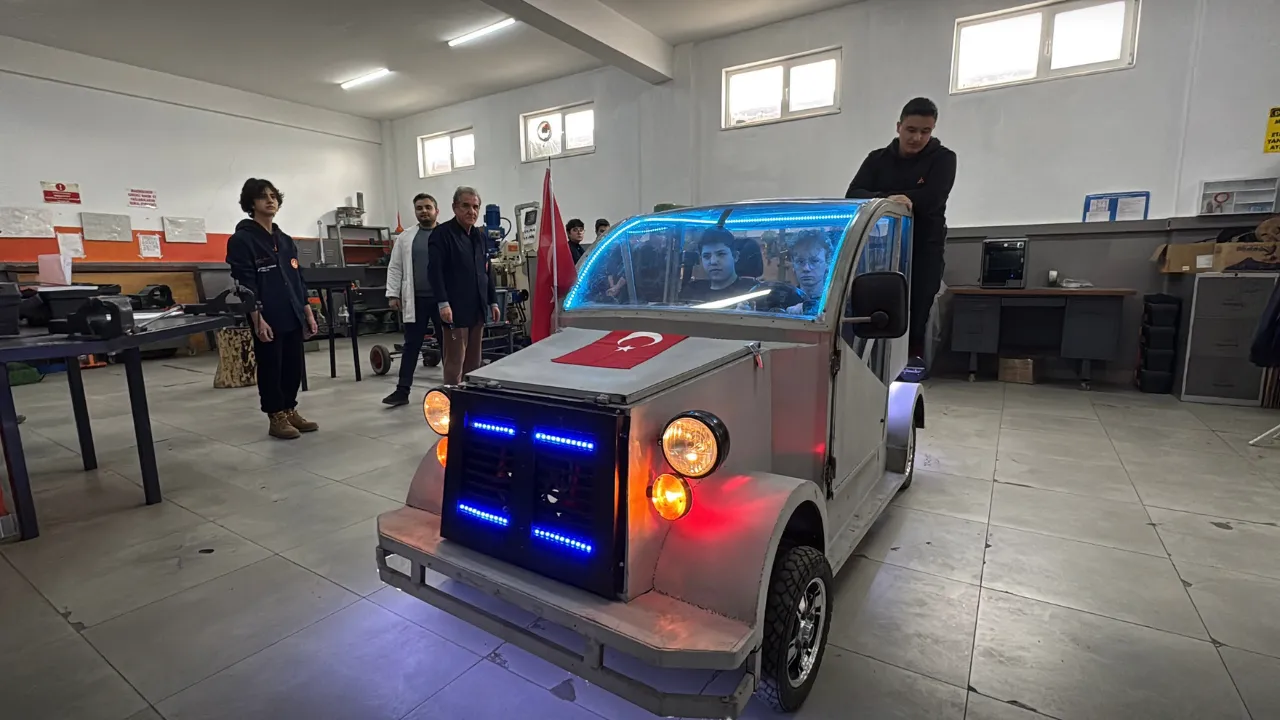 Lise öğrencileri geri dönüşüm malzemeleri ile araç üretti