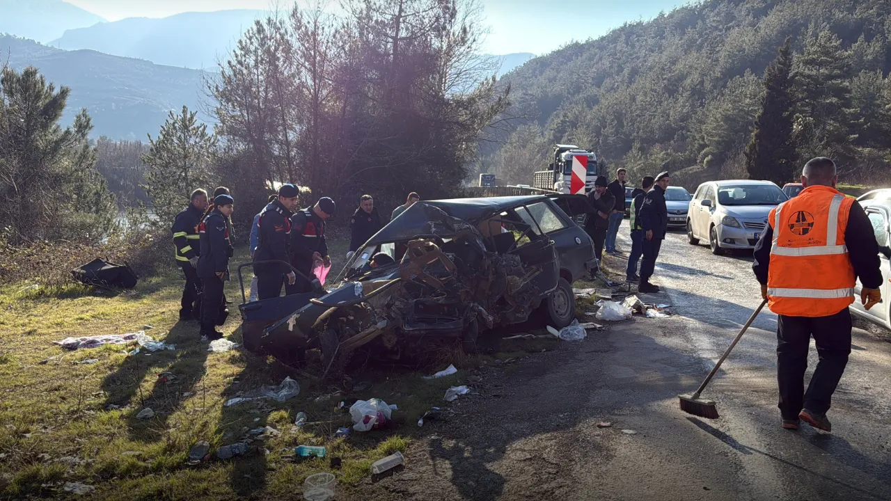 Kamyon ile otomobil çarpıştı: 1 ölü, 5 yaralı