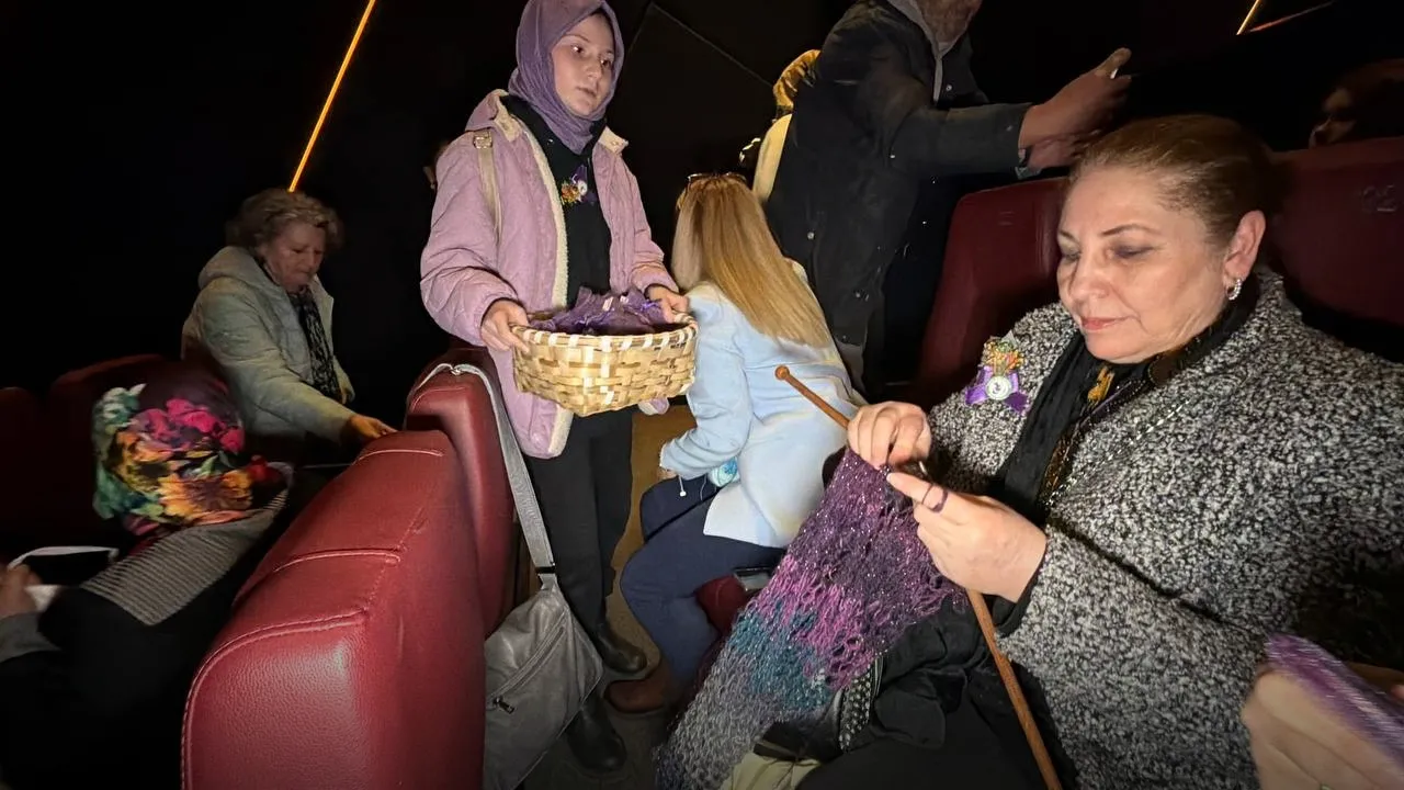 Sinemada buluşan kadınlar ihtiyaç sahibi çocuklar için örgü ördü
