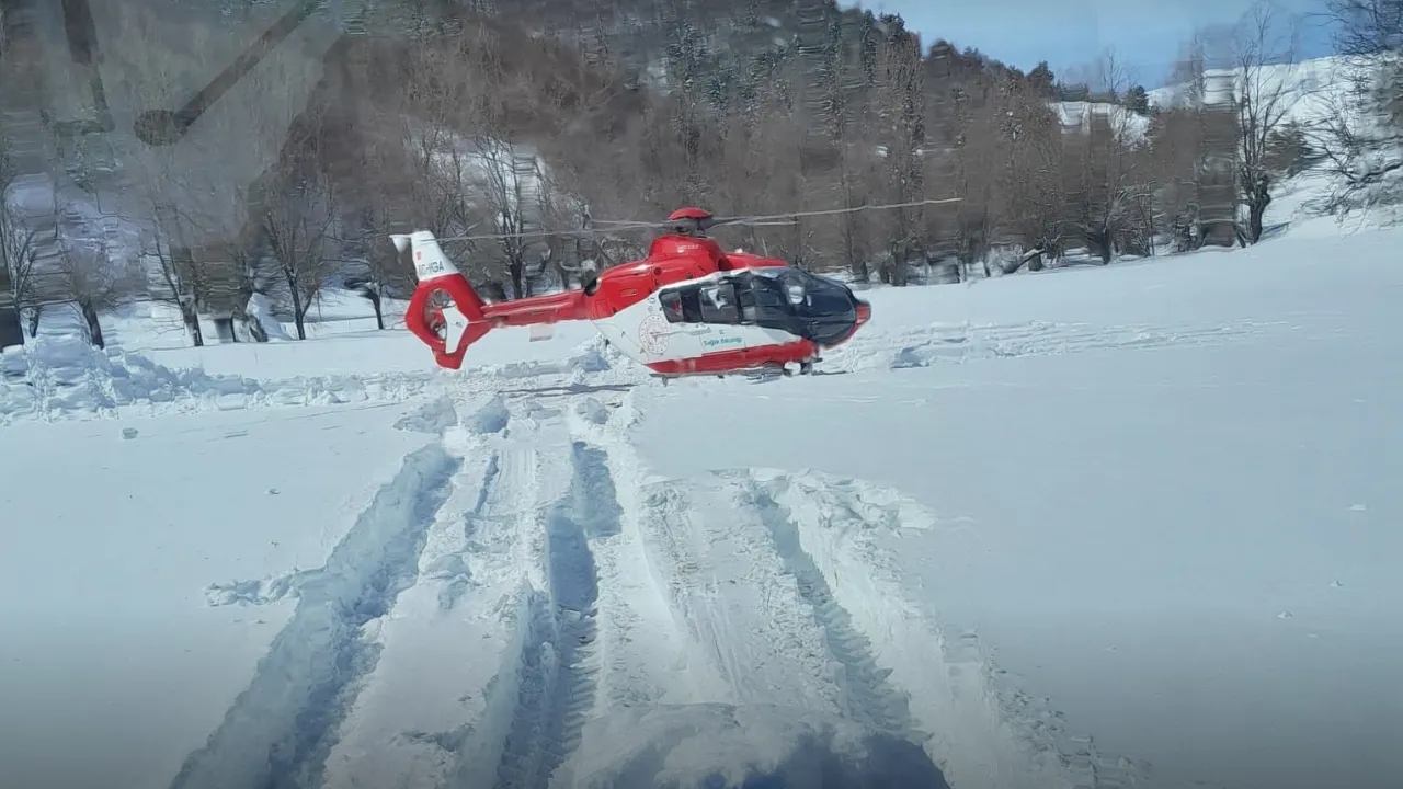 Yolu kardan kapanan köydeki hasta, ambulans helikopterle hastaneye kaldırıldı