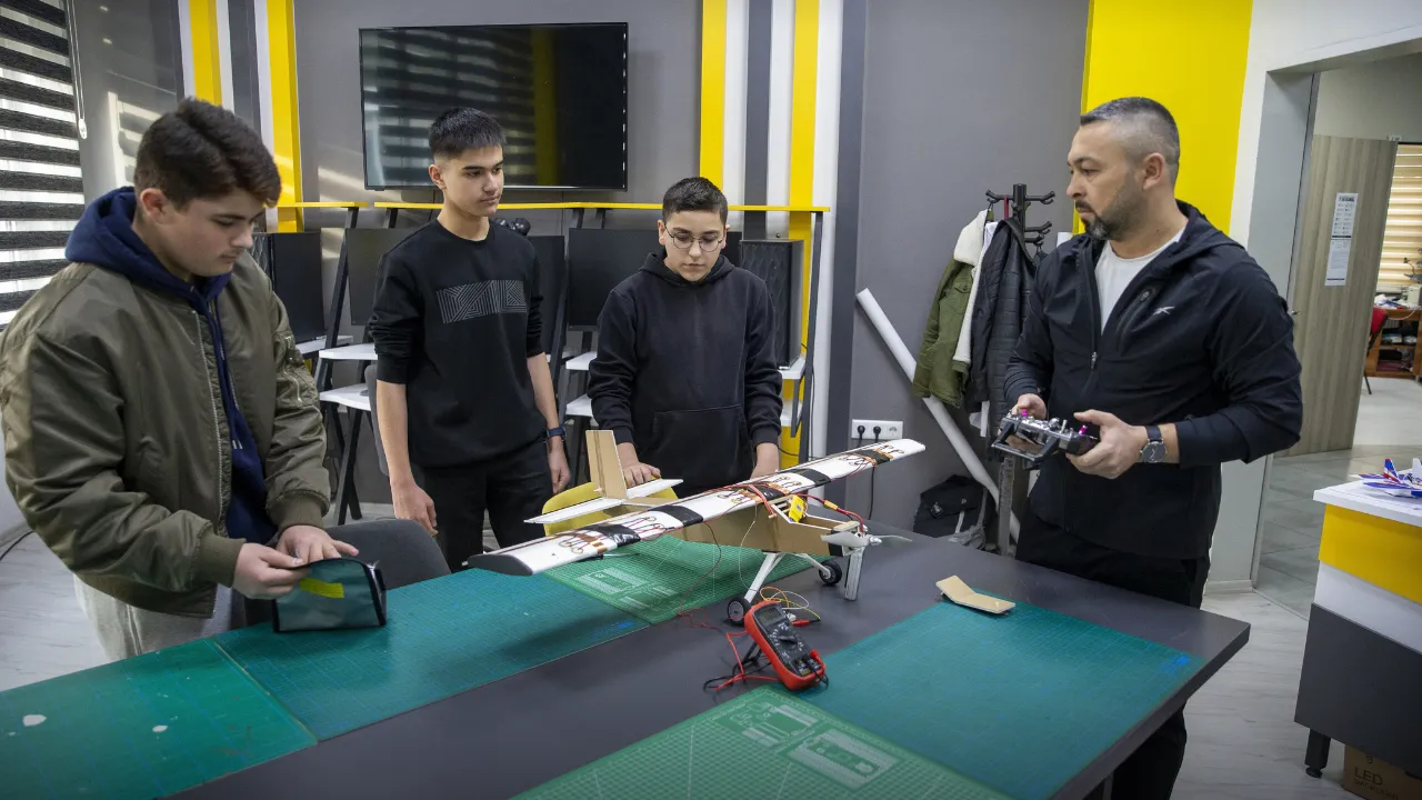 lise öğrencileri uçak kanatlarındaki titreşimden elektrik üreten sistem geliştirdi