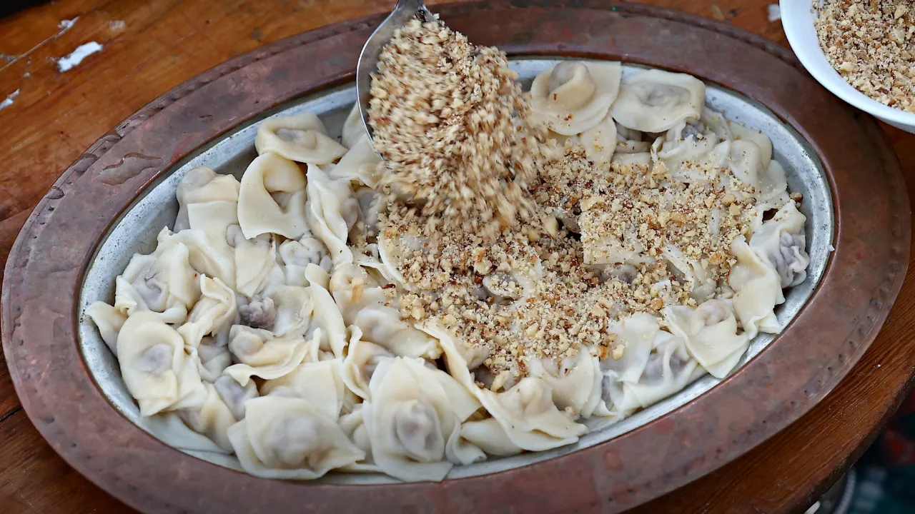 Kuşaktan kuşağa aktarılarak bugüne taşınan Sinop mantısı, kentin yöresel lezzetlerini tatmak isteyen