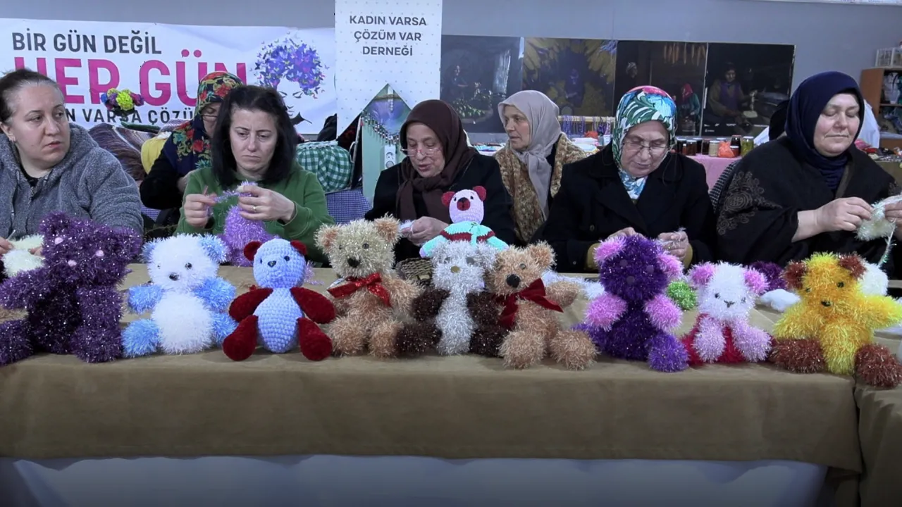  İlmek ilmek sevgi; kadınlar örüyor, çocuklar gülüyor