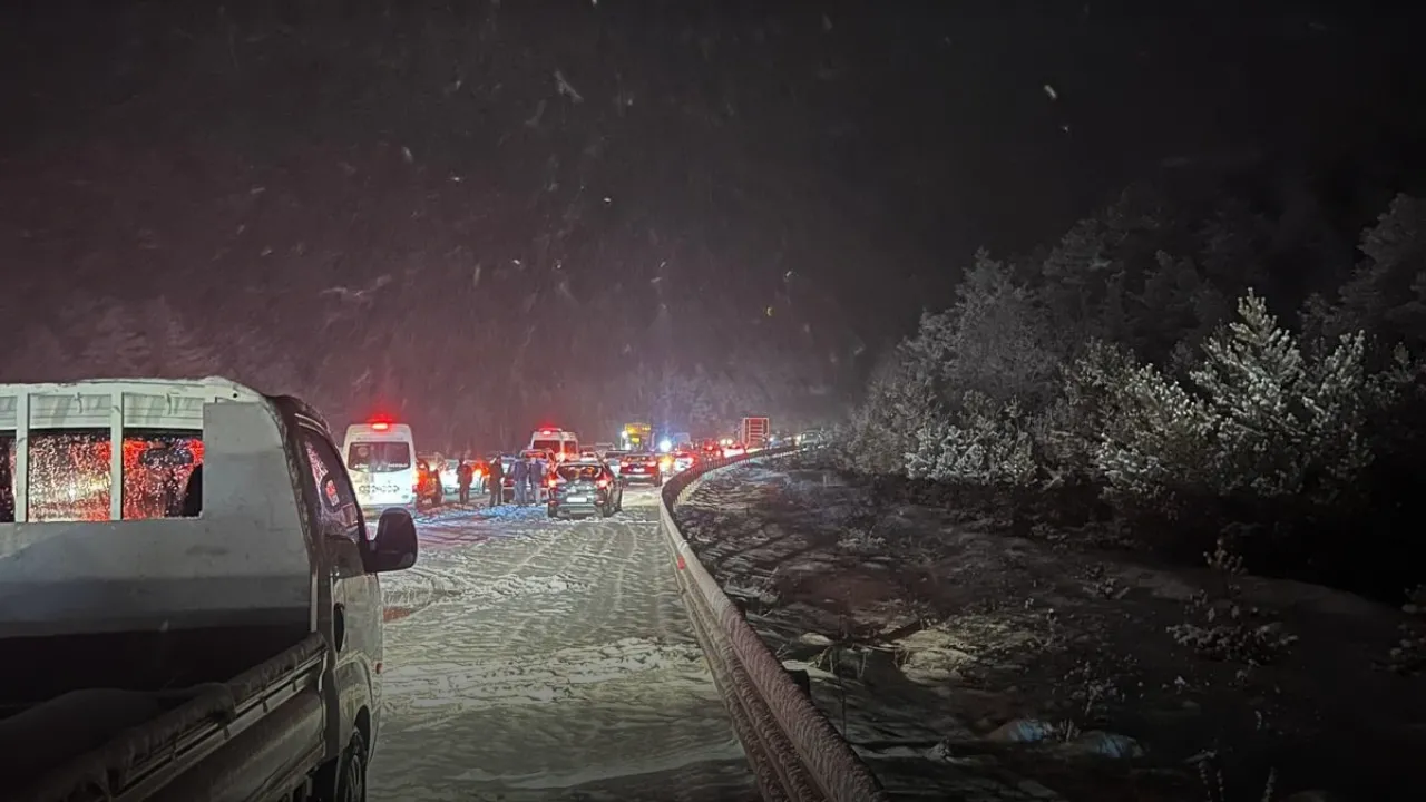 Kastamonu’da yoğun kar yağışı ulaşımı olumsuz etkiledi