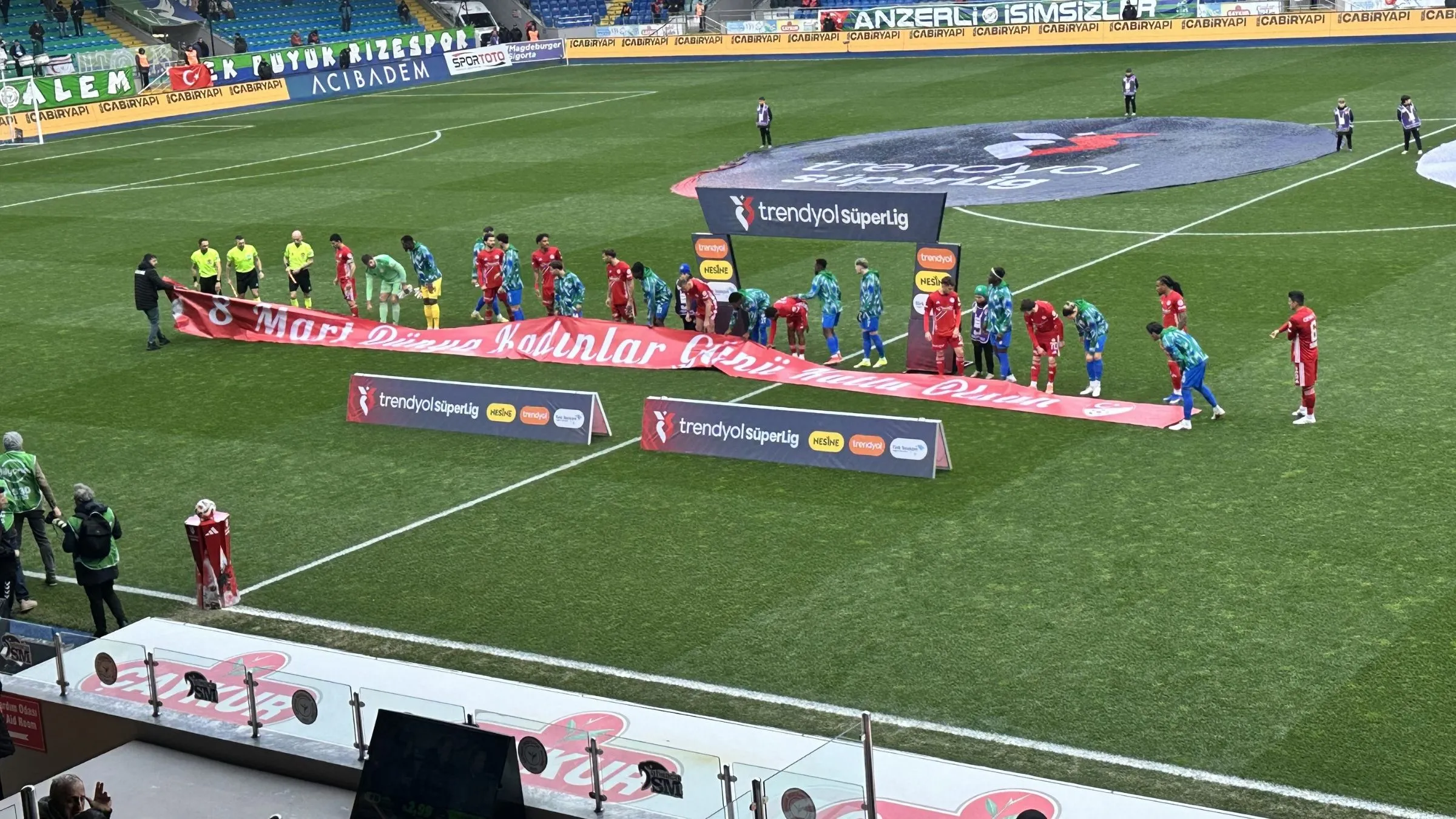 Rizespor ve Antalyaspor sahaya 8 Mart pankartıyla çıktı