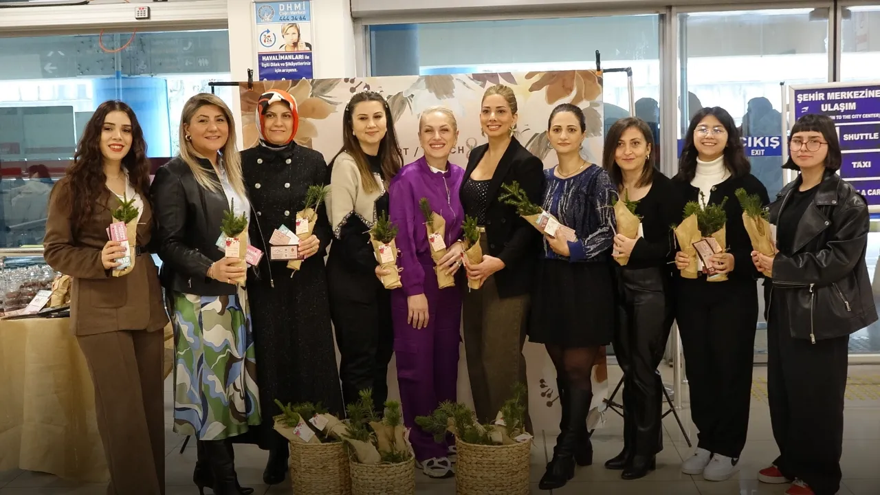 Trabzon’da kadın yolculara 8 Mart’ta fidan sürprizi