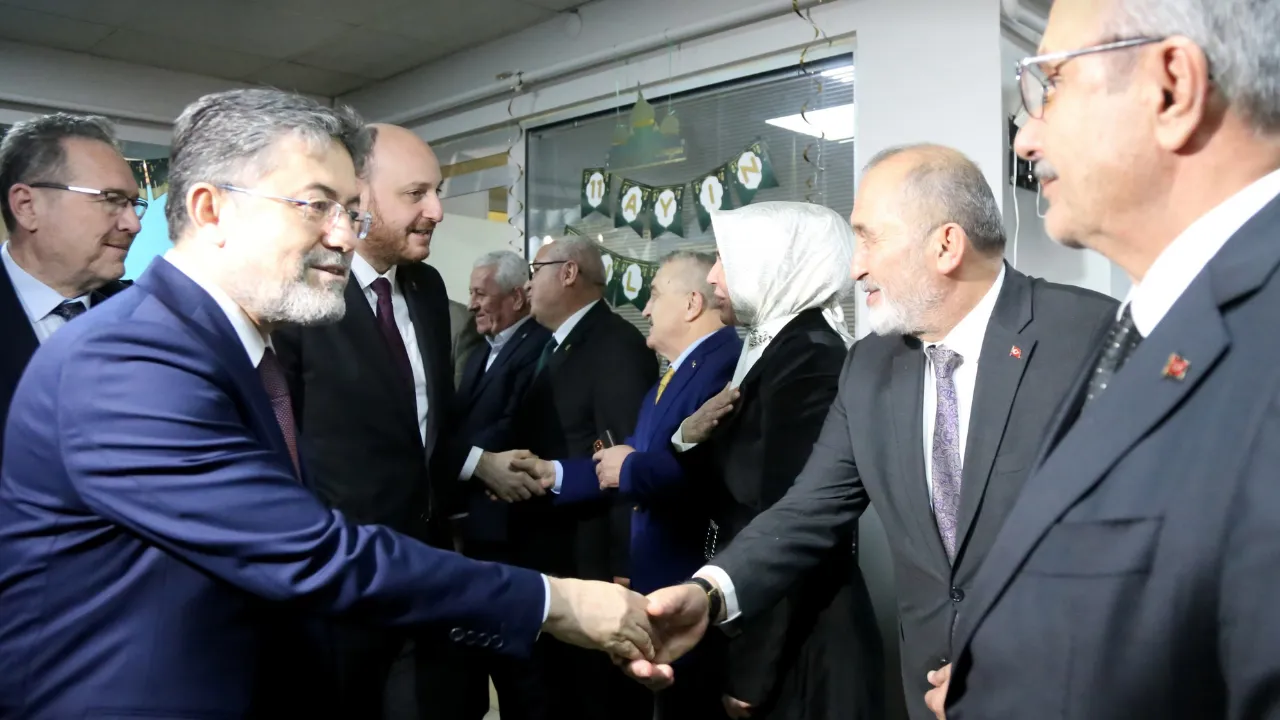 Bakan Yumaklı, huzurevindeki kadınların 8 Mart Dünya Kadınlar Günü'nü kutladı