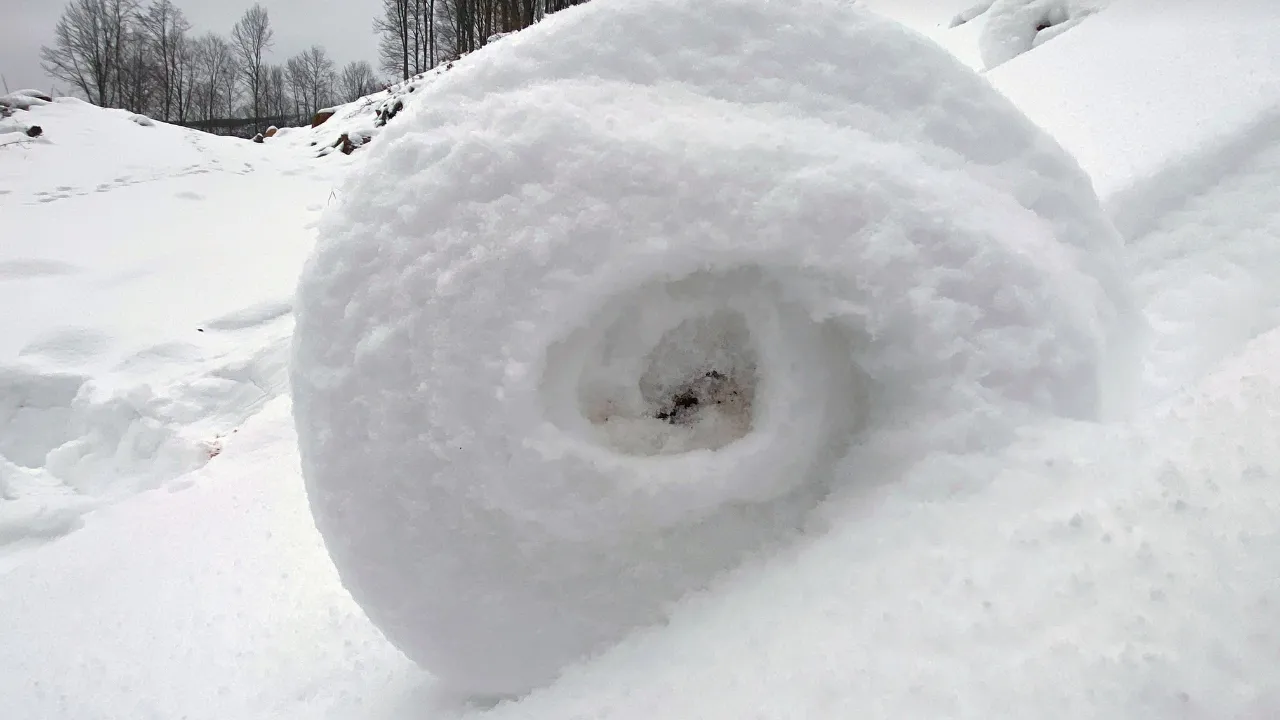 Amasya'da doğada ender oluşan kar ruloları görüntülendi