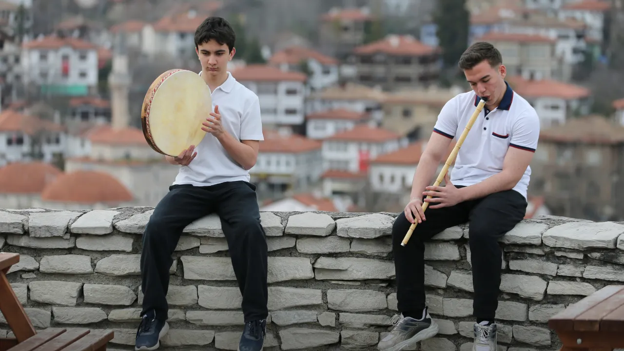 Lise öğrencileri geleneksel Türk müziğinin 