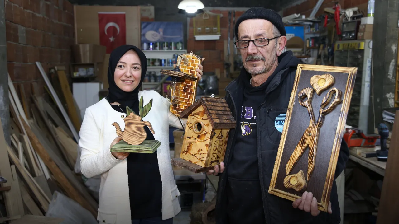 Rize'de Tasarımlarını Evinin Bodrumunda Ahşap Sanatıyla Şekillendiriyor