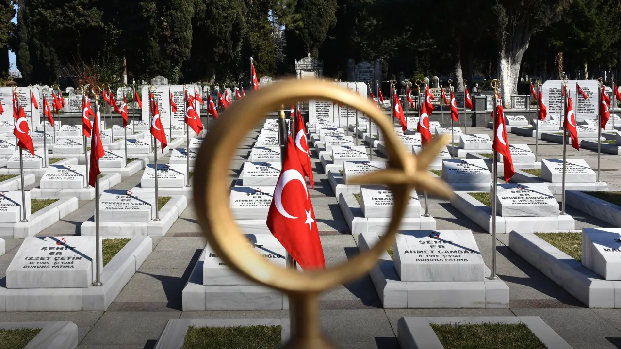 Trabzon'da şehit mezarlarının bakım ve temizliği yapıldı