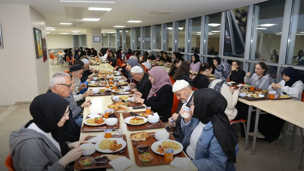 Karabük'te öğrenciler ve huzurevi sakinleri iftarda buluştu