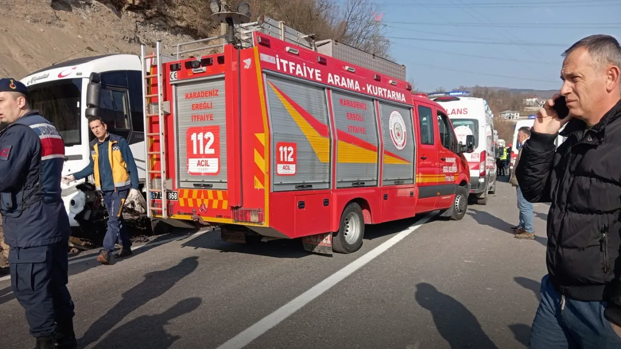 İşçi servisi ile otomobil çarpışt: 13 yaralı