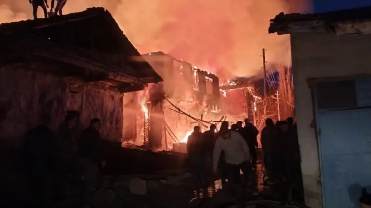 Çorum’da yangın; 2 ev ve 1 traktör kullanılamaz hale geldi