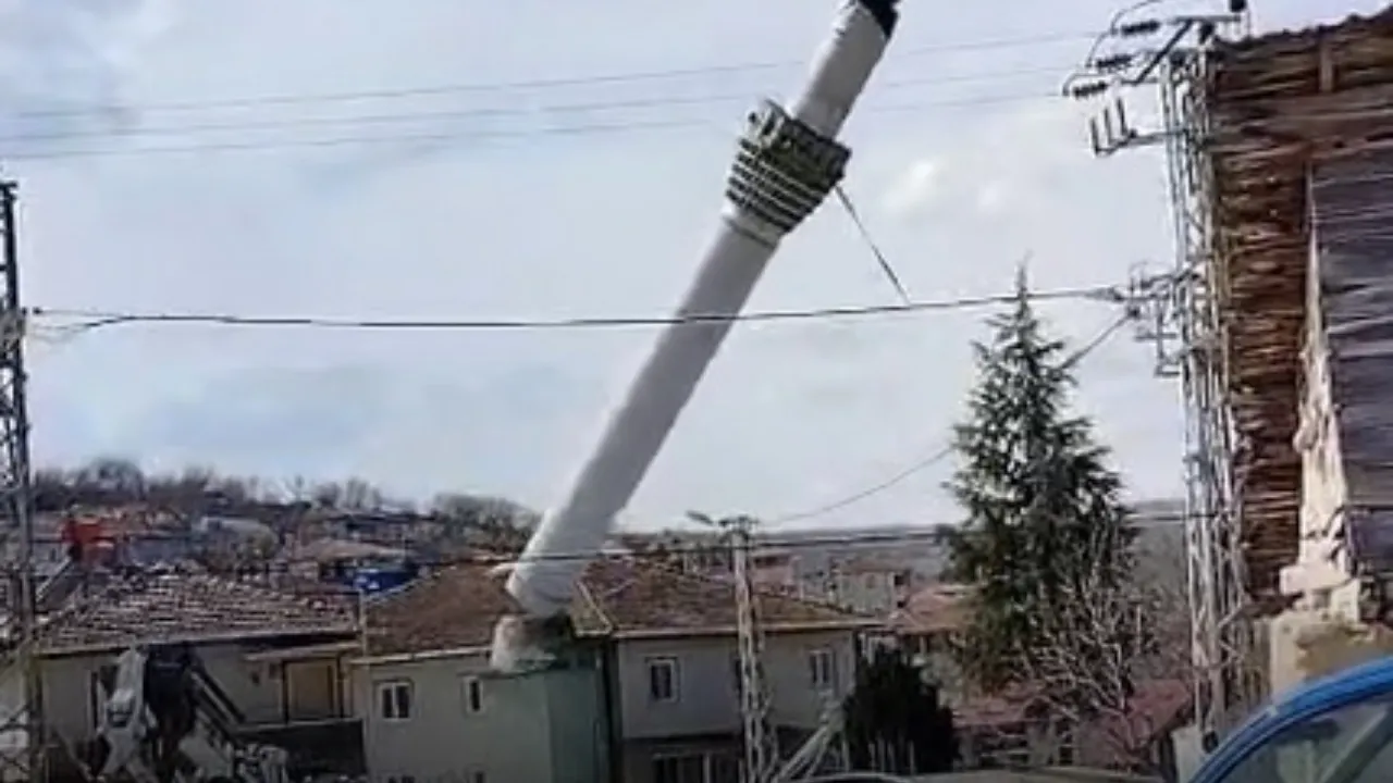 Tokat'taki depremde hasar gören minare, kontrollü olarak yıkıldı
