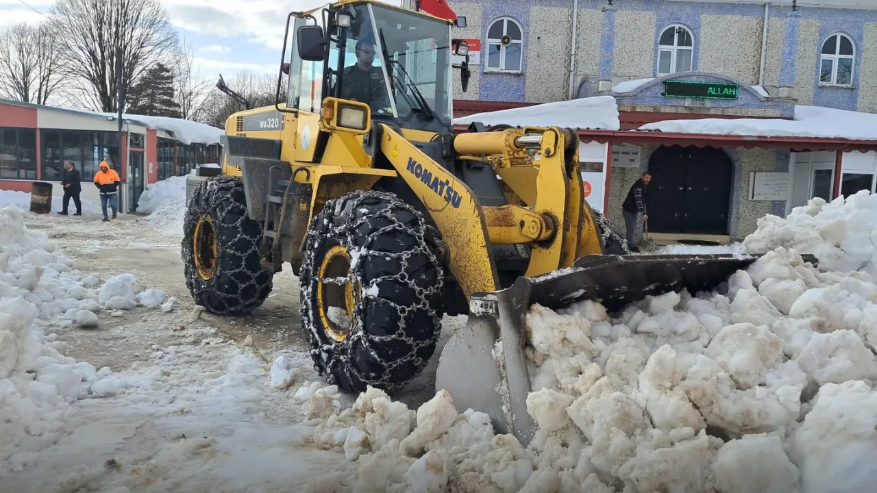 Salıpazarı ilçesinde ekiplerin karla mücadelesi sürüyor