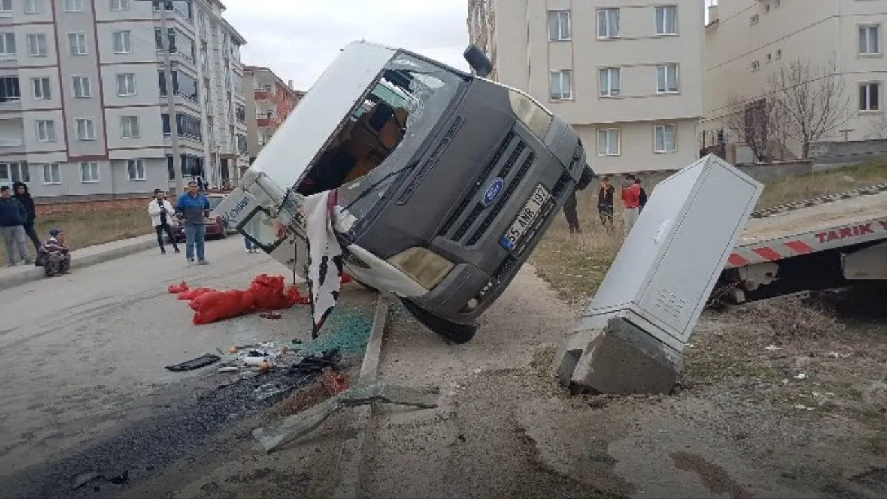 Çorum'da tarım işçilerini taşıya minibüs ile otomobil çarpıştı: 5 yaralı