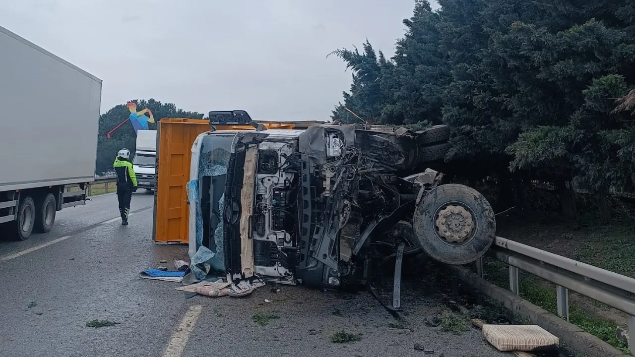 Kamyon bariyerlere çarpıp yan yattı; 1 yaralı