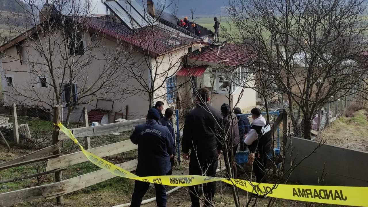 Evde çıkan yangında öldü, eşi yaralandı