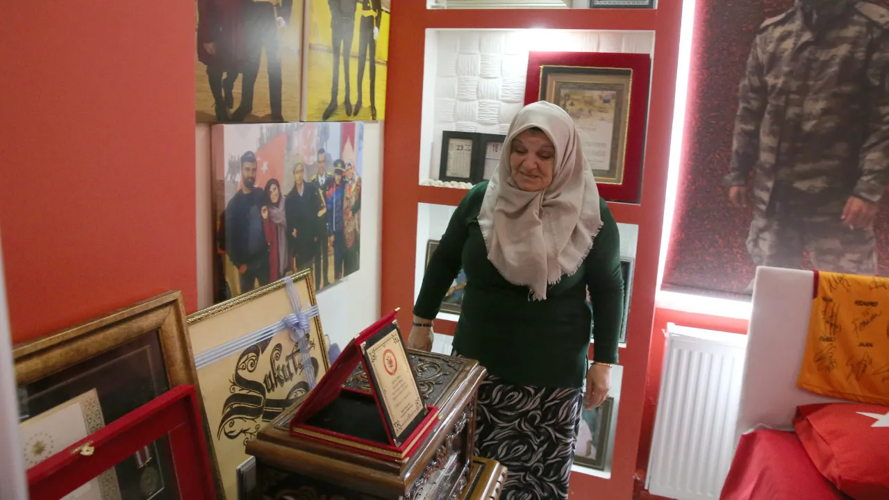 Şehit annesi oğlunun anısını odasında yaşatıyor