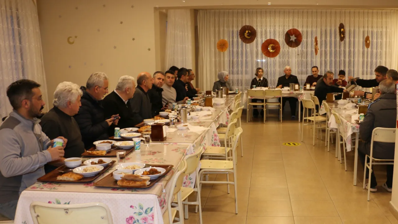 Of'ta eğitim kurumlarının yöneticileri iftarda bir araya geldi