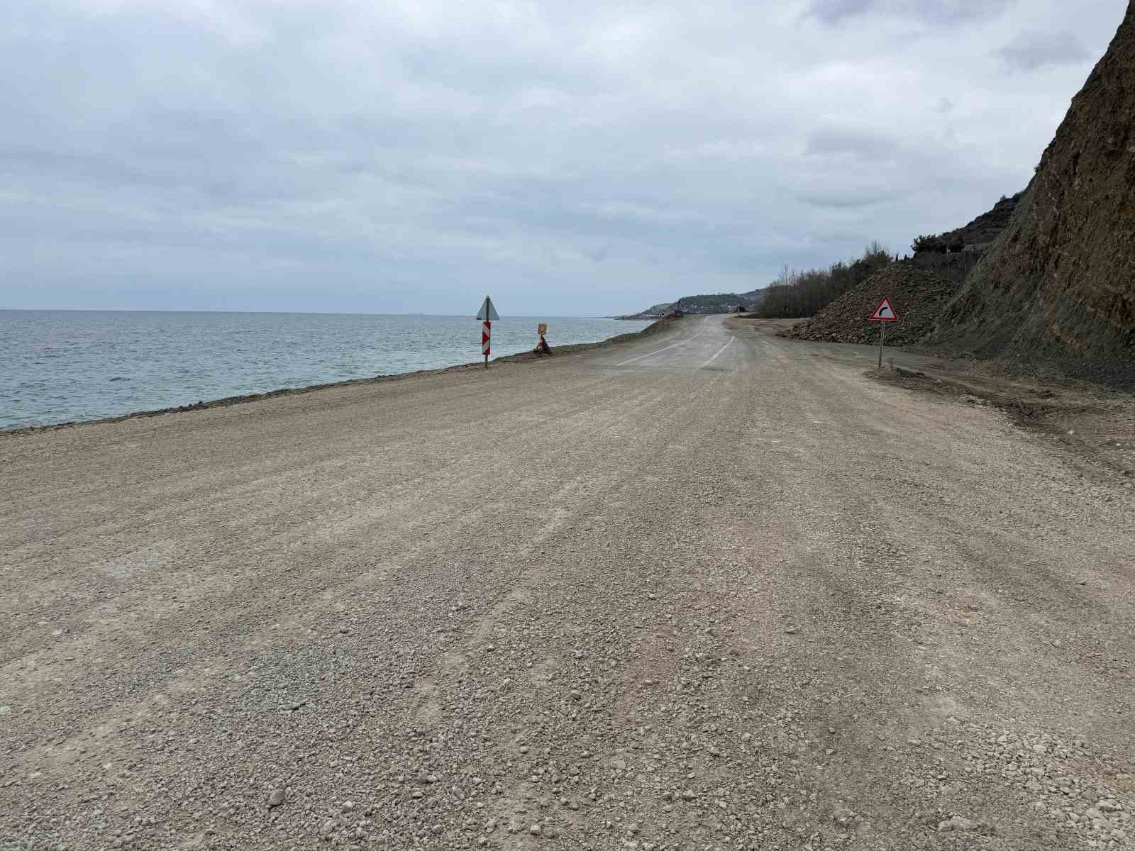 Heyelan sonrası kapanan yol yeniden ulaşıma açıldı