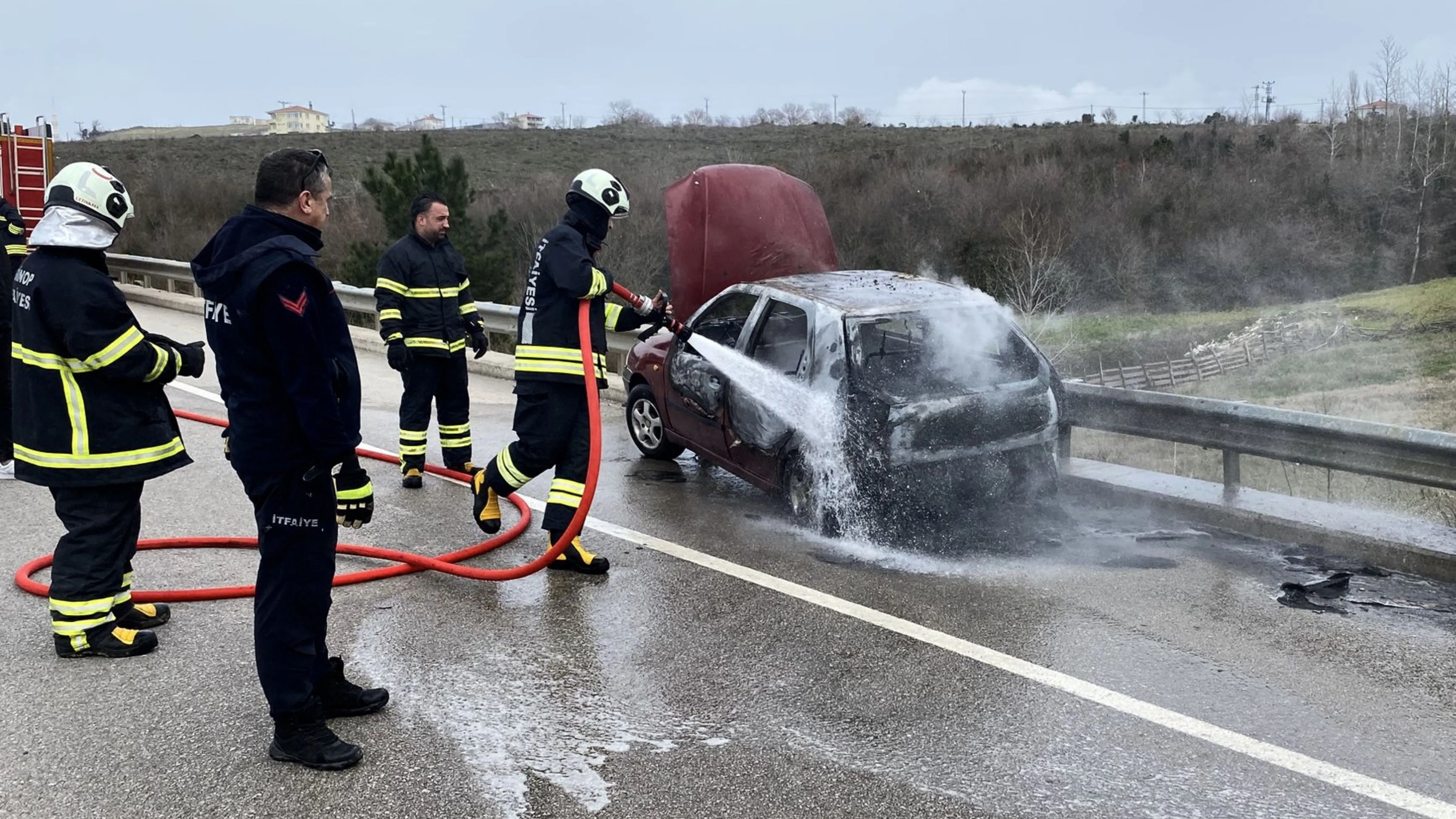 Sinop'ta seyir halindeyken yangın çıkan otomobildeki 2 kişi yaralandı