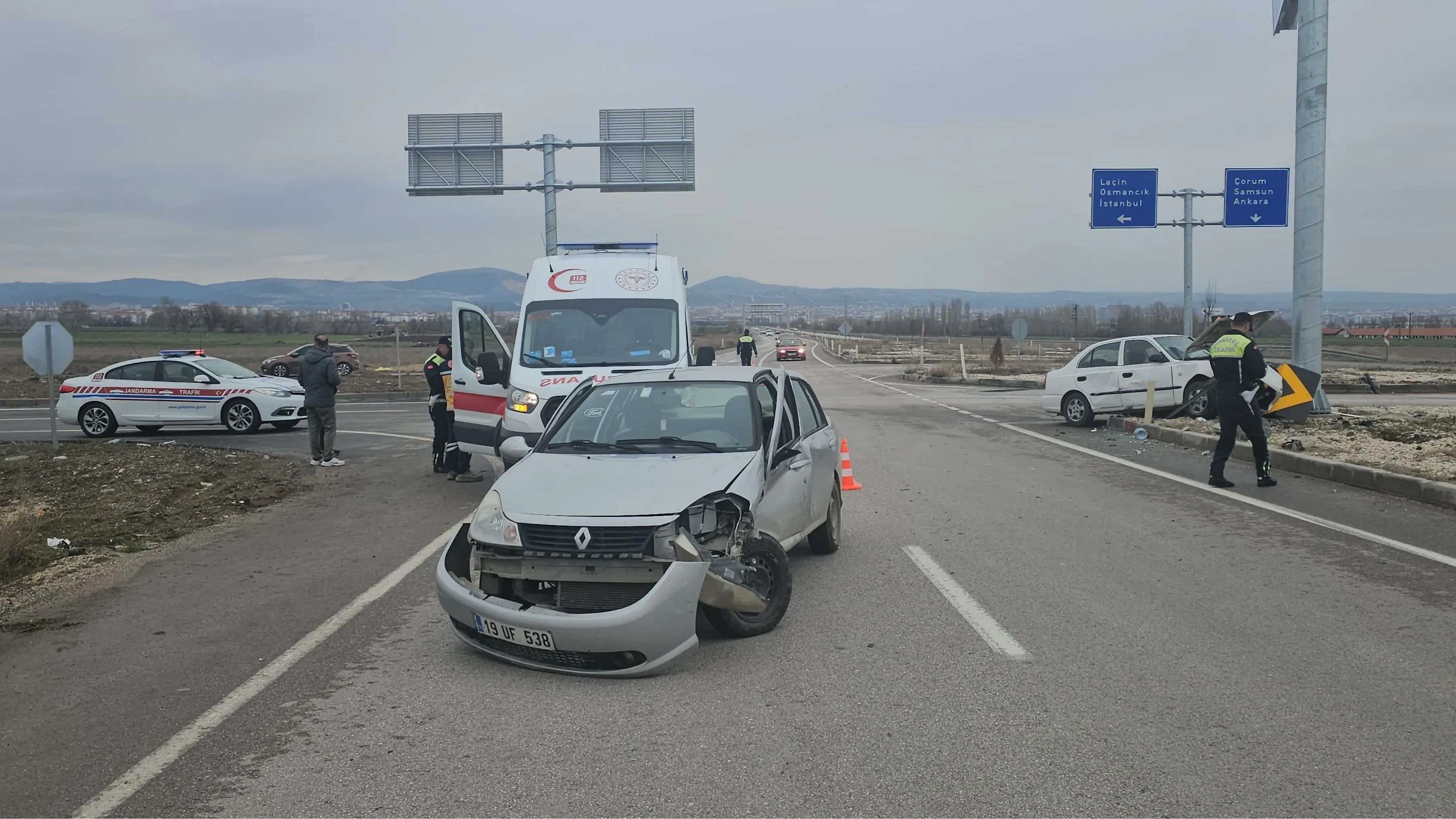 Çorum'da iki otomobilin çarpıştığı kazada 6 kişi yaralandı