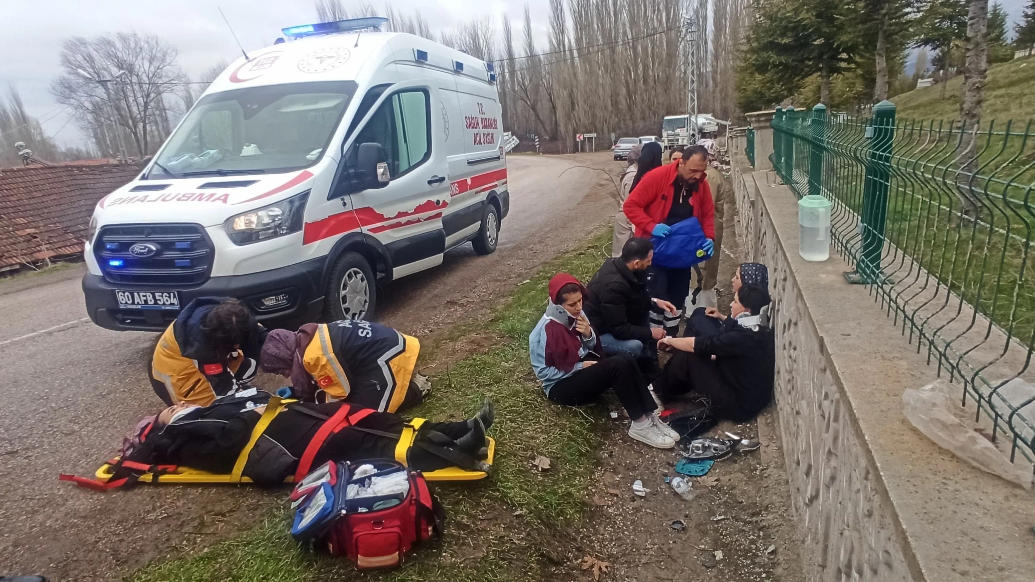 Tokat'ta elektrik direğine çarpan otomobildeki 4 kişi yaralandı