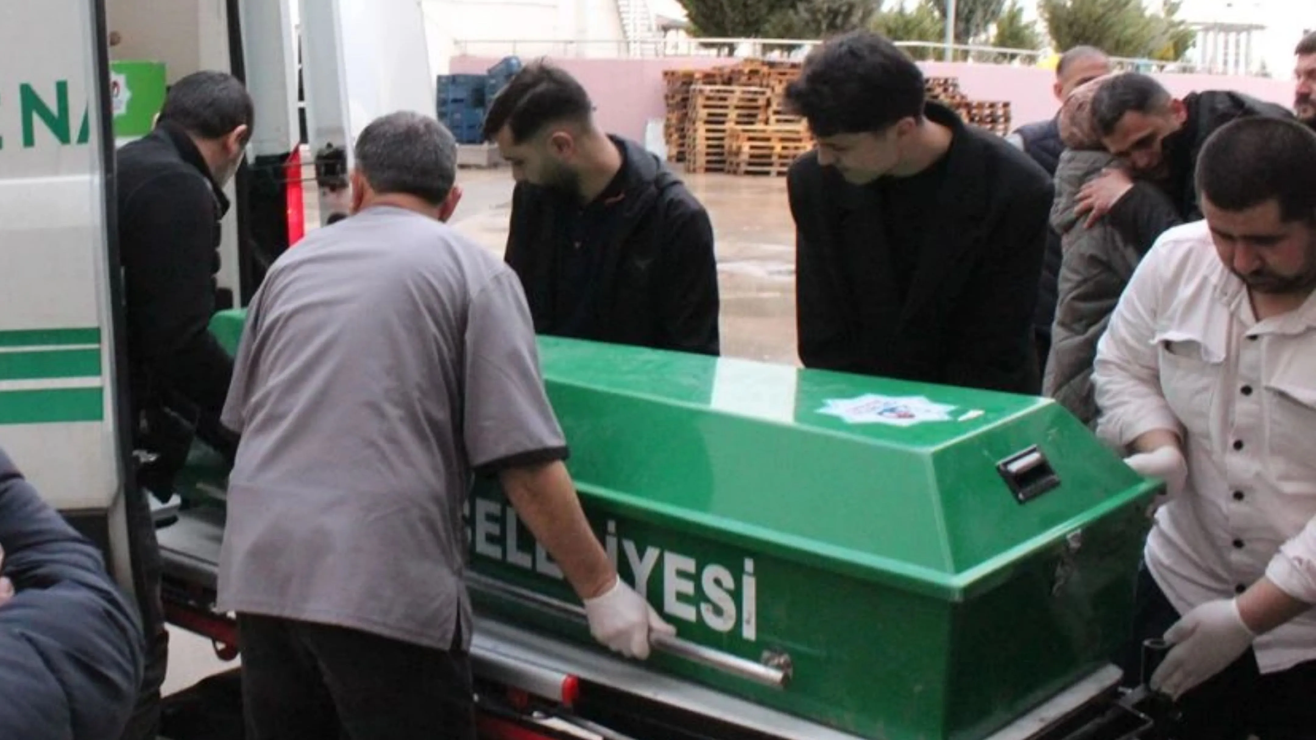 Boşanma aşamasındaki eşini babasının mezarı başında öldürdü, baldızını ağır yaraladı