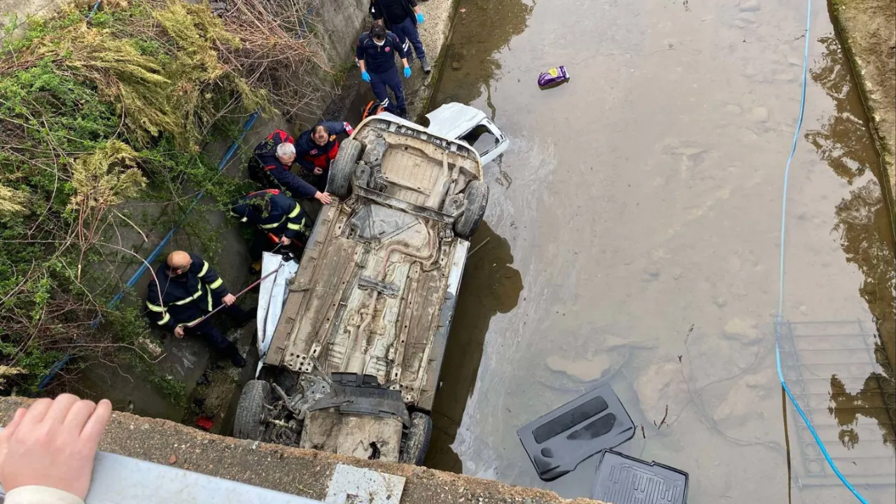Giresun'da dereye devrilen hafif ticari araçtaki 3 kişi öldü, 2 kişi yaralandı