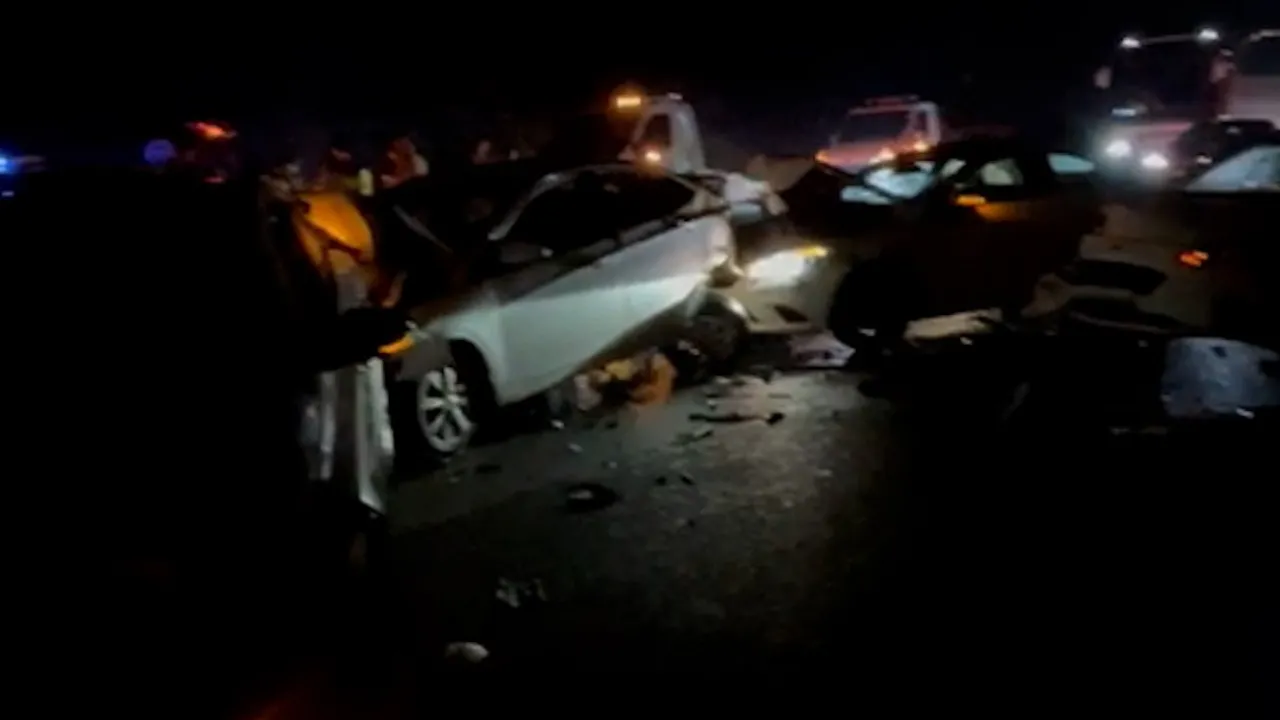 Bayram dönüşü trafiğinde zincirleme kaza: 5 araç birbirine girdi