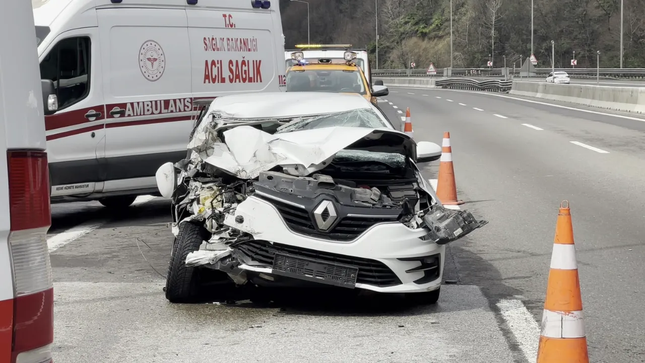 Otomobil, önündeki kamyonete çarptı: 2'si çocuk, 4 yaralı