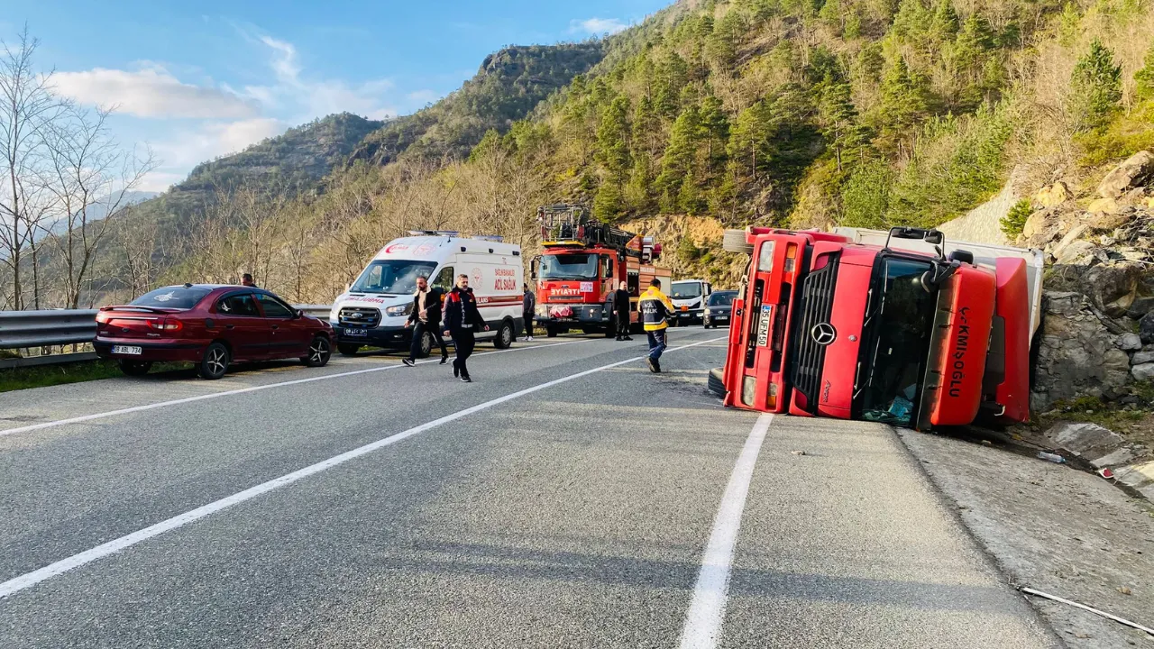 Artvin’den devrilen TIR'ın şoförü yaralandı