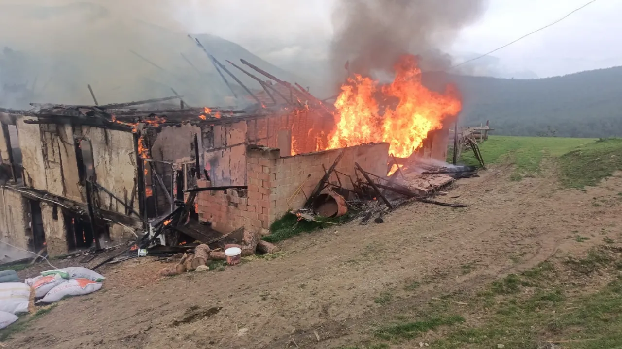 2 katlı ahşap ev yandı