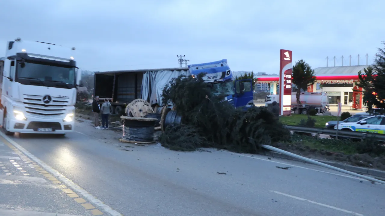 Freni boşalan TIR, 4 araca çarpıp elektrik direğini devirdi: 6 yaralı