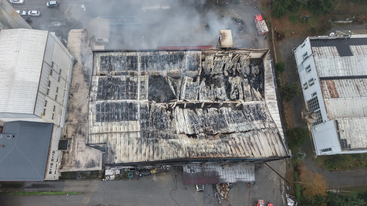 Trabzon’da yanan fındık fabrikasında hasar görüntülendi