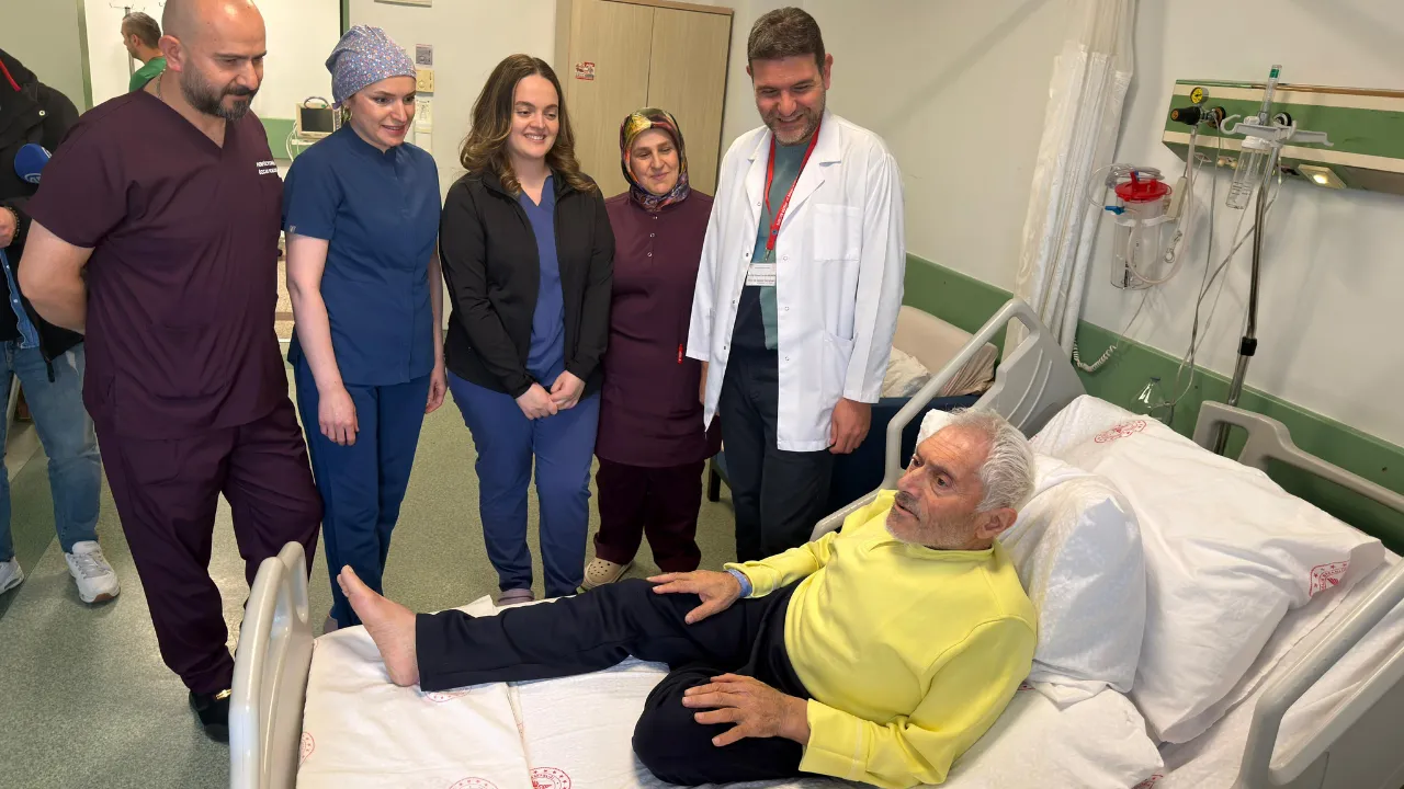 Kalbi 3 saat durdurularak, aort damarı değiştirildi