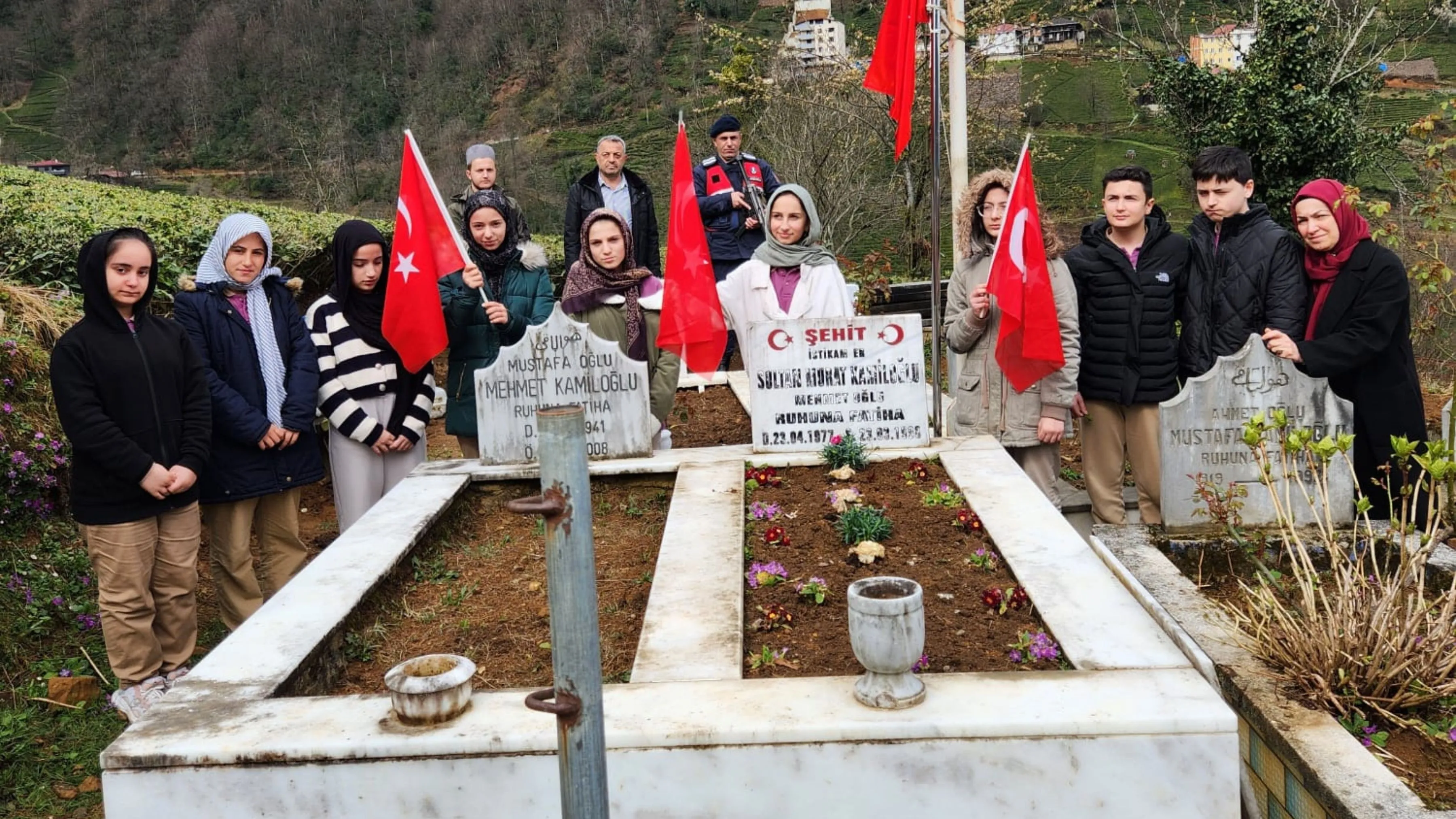 Hayrat'ta öğrenciler şehit mezarlarını ziyaret etti