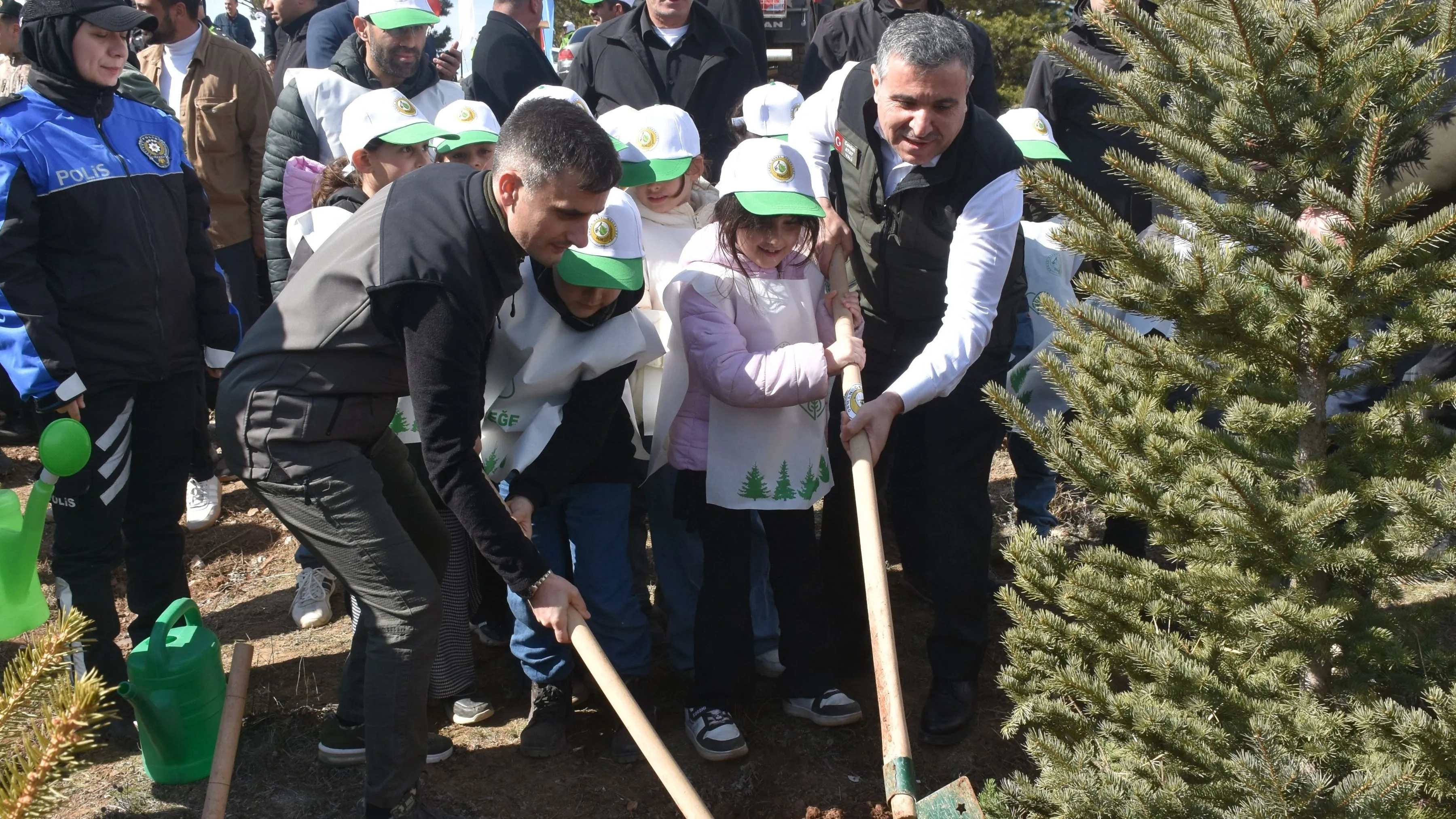 Gümüşhane'de Orman Haftası'nda fidanlar toprakla buluşturuldu