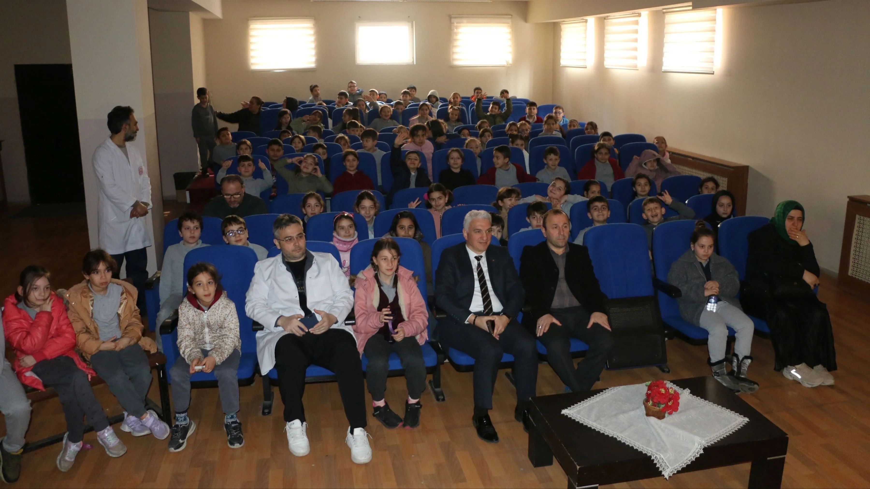 Of'ta öğrenciler tiyatro oyunu izledi